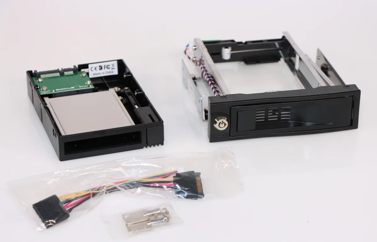 DupliM Inc DupliM 800131 5.25in trayless hot-swap drive enclosure — 商品写真