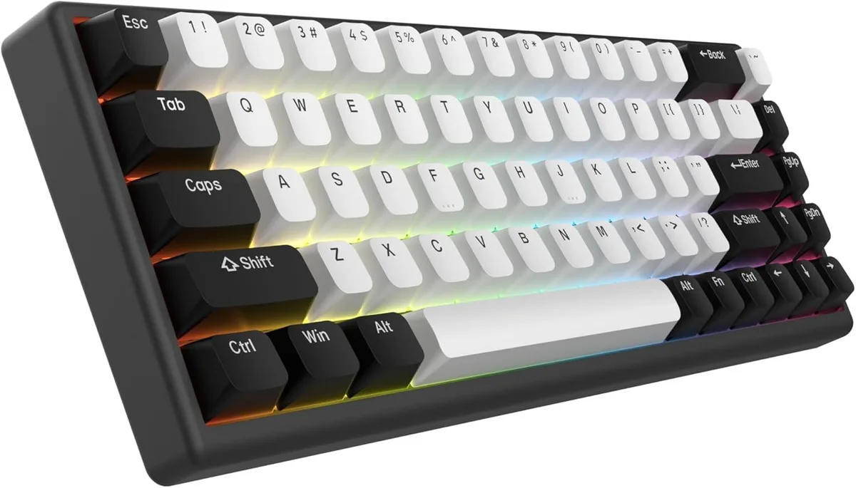 Compact 65% keyboard in black and white with aluminium frame and braided cable