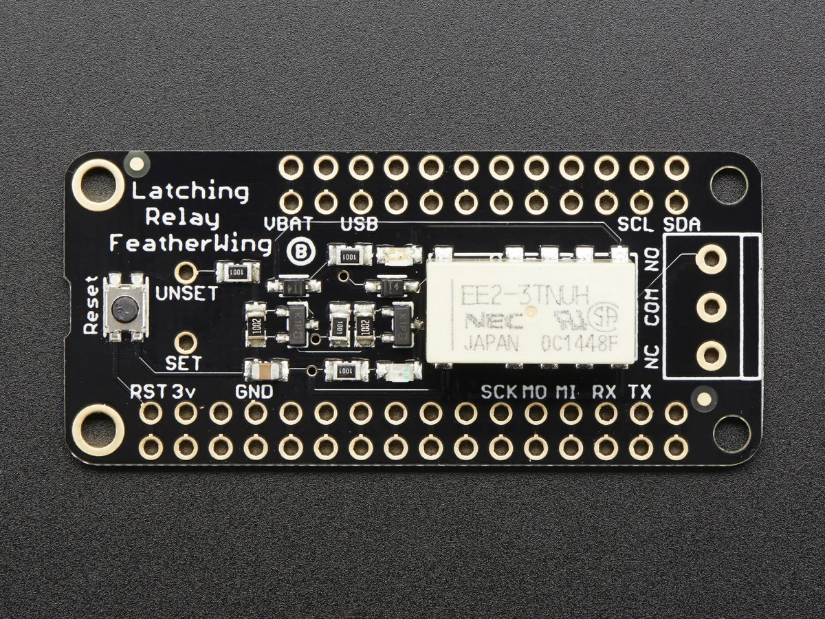 Adafruit Adafruit Latching Mini Relay FeatherWing 2A 250VAC engineering development tool — תמונת המוצר