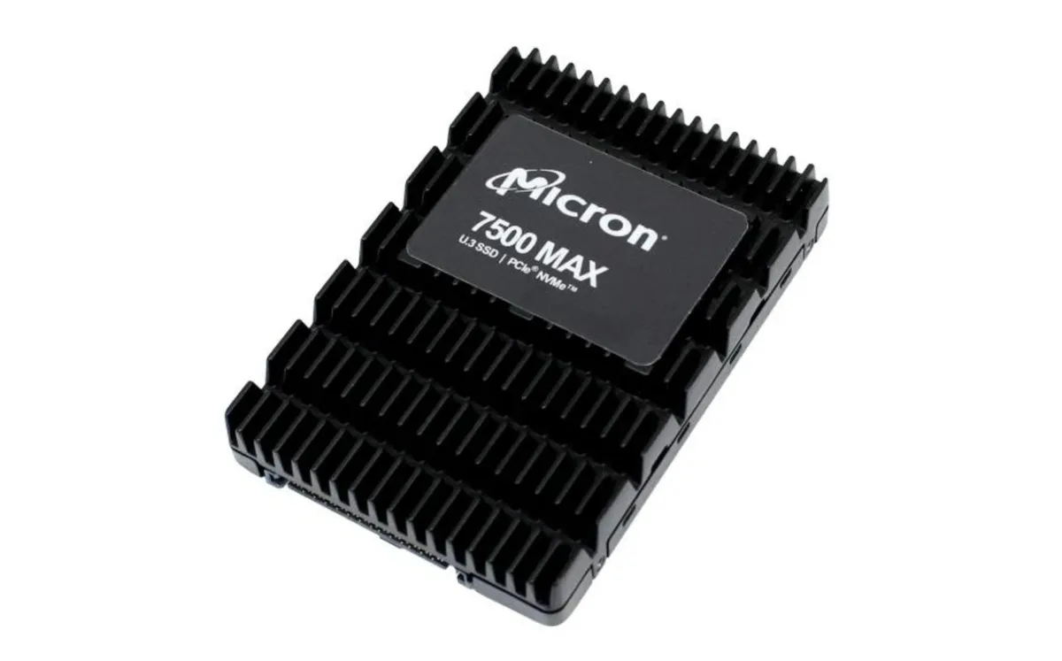 Green 2.5 inch U.3 enterprise SSD with gold connectors