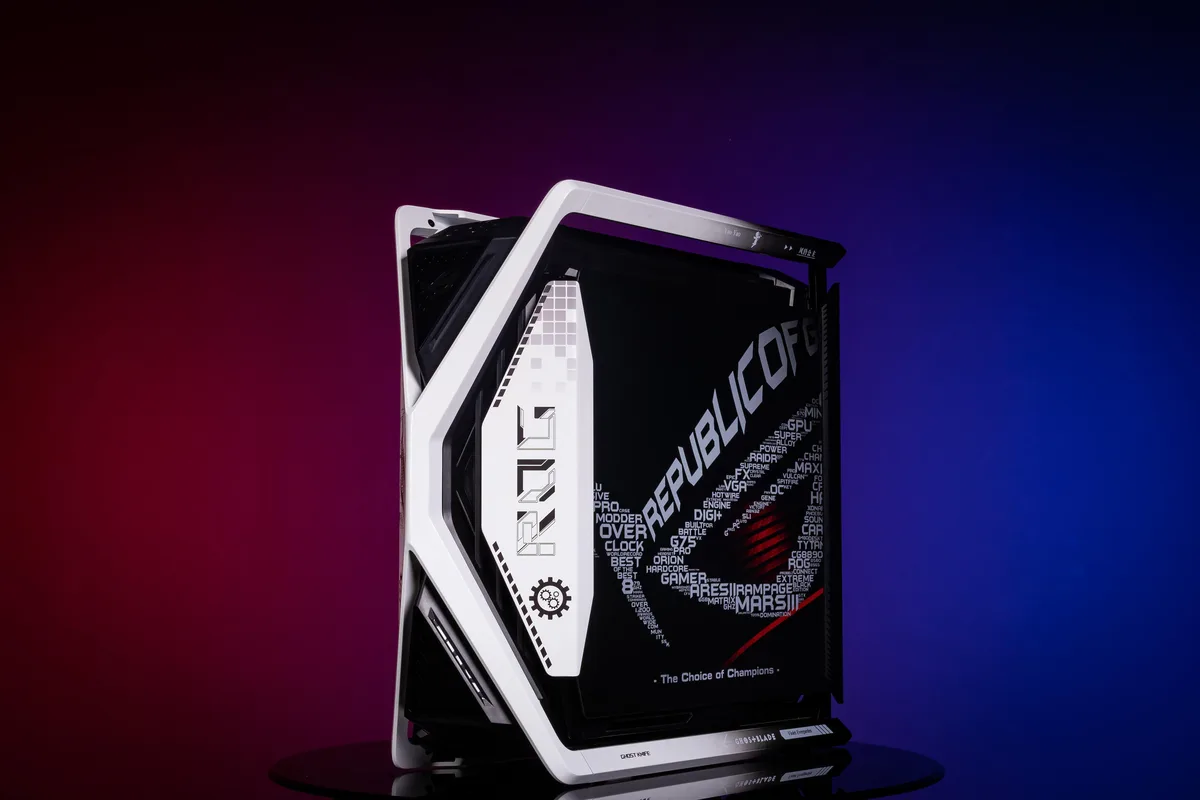 Full-tower E-ATX case with dual tempered-glass panels, front mesh, four pre-installed 140 mm fans, metal GPU holder and ARGB hub