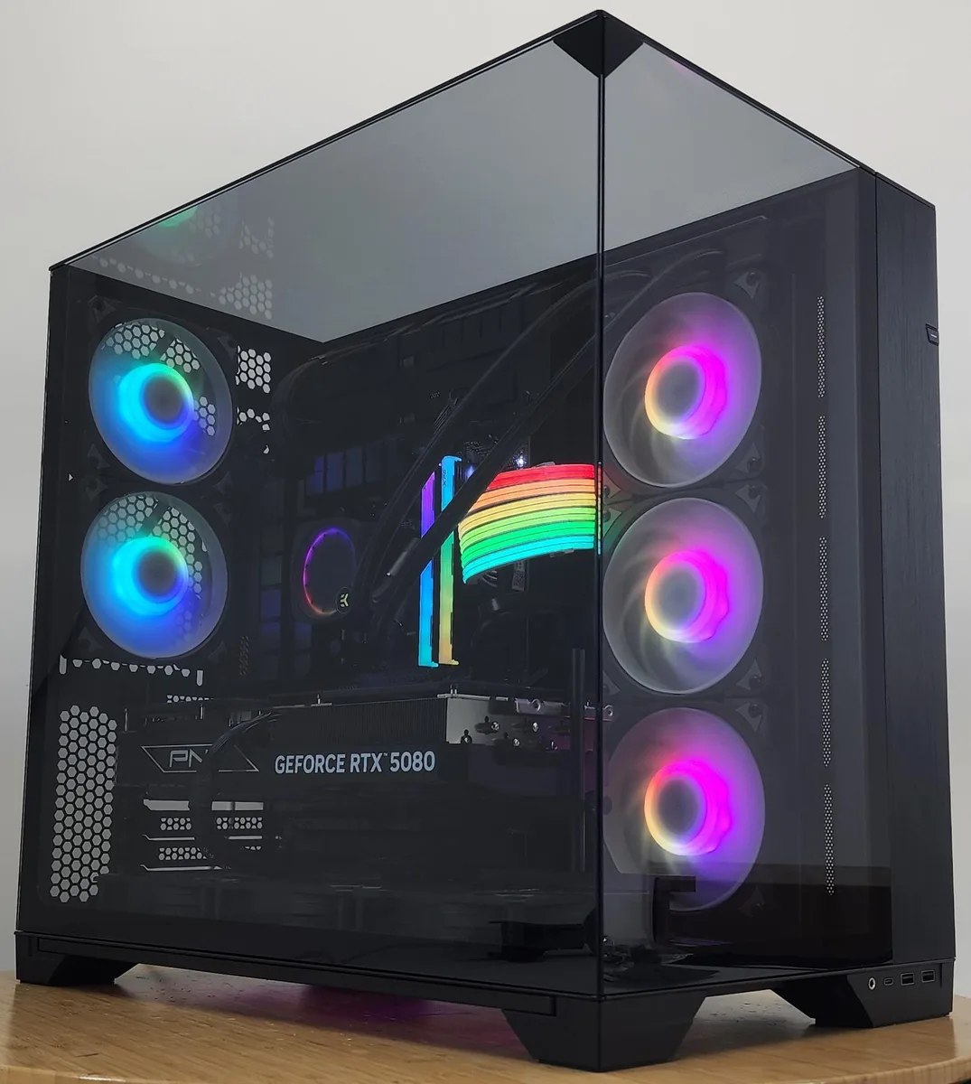 Custom Custom Gaming PC Ryzen 7 9700X 32GB DDR5 2TB NVME RTX 5080 — fotografia produktu