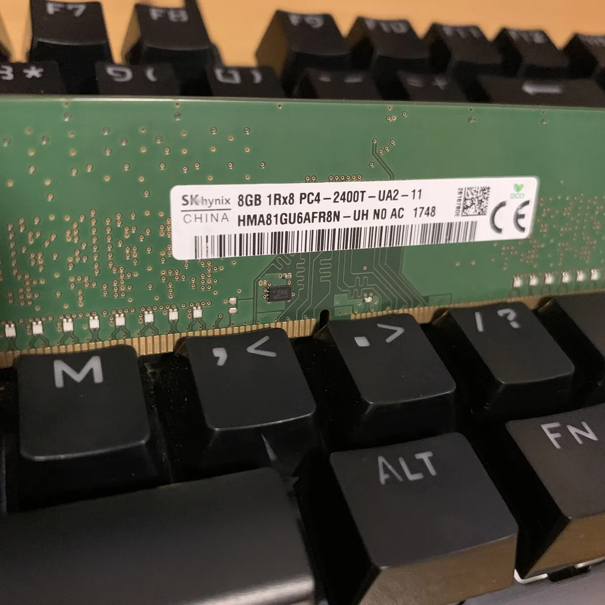 Green bare DDR4 DIMM module with black chips, no heat spreader