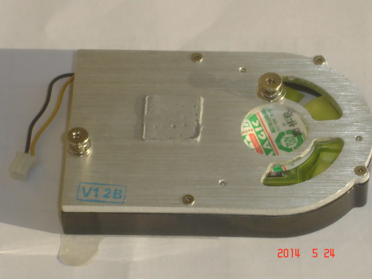 Compact two-tone CPU air cooler with nine-blade fan and heatsink