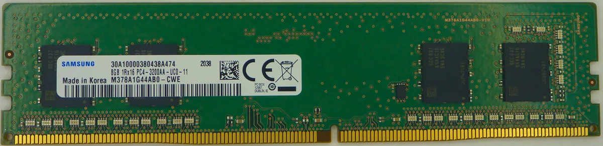 Green 288-pin DDR4 UDIMM module with black chips and no heat spreader