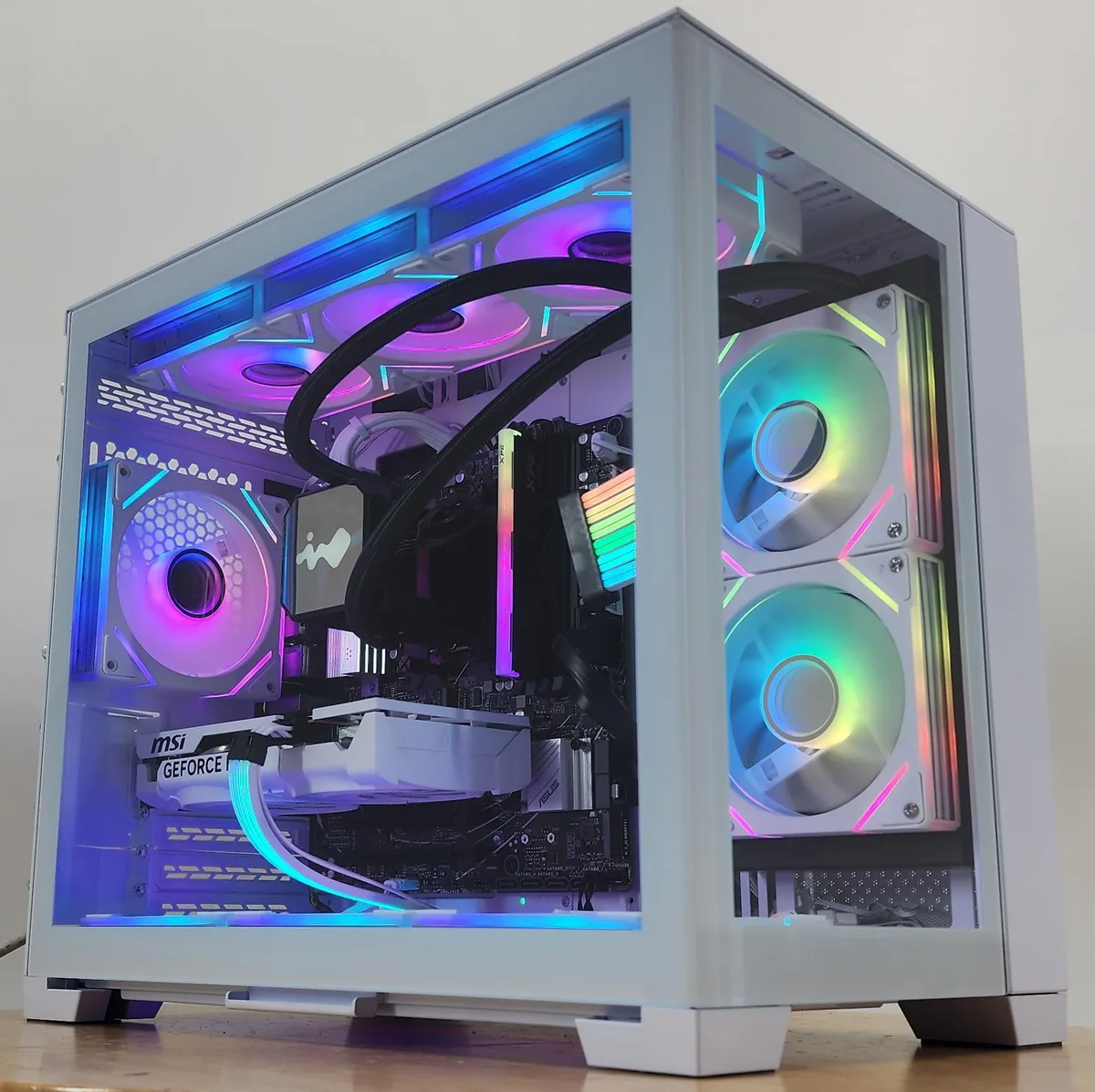 Custom Custom Ryzen 7 7700X RTX 5060 16GB DDR5 1TB SATA gaming PC — fotografia produktu