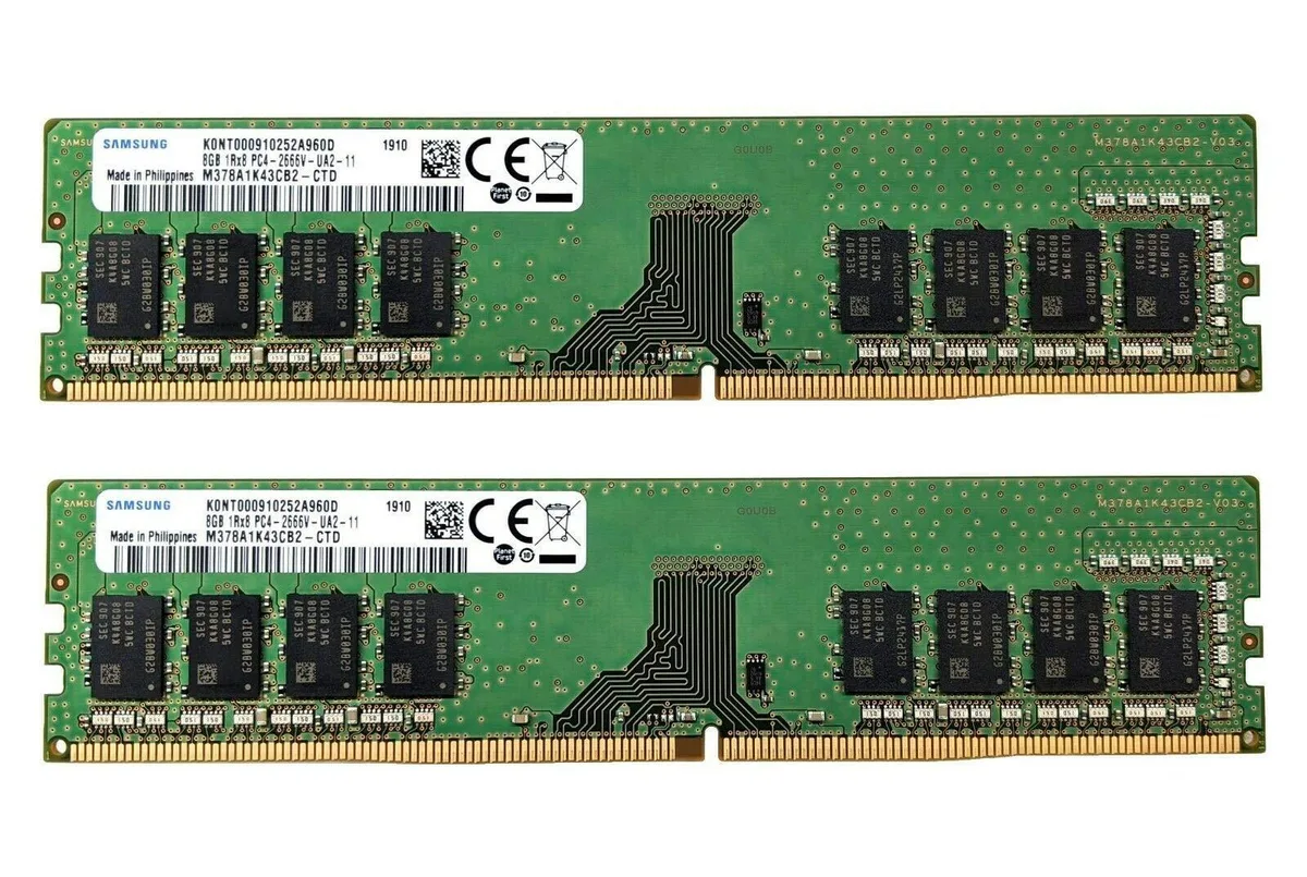 Two green 288-pin DDR4 UDIMM sticks with black chips
