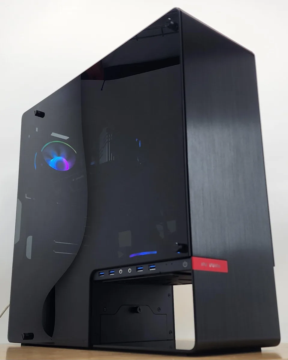 Custom Custom Gaming PC i3-14100F 16GB DDR5 240GB SSD 500GB HDD GTX 1660 SUPER Asetek 120mm AIO INWIN 904 — fotografia produktu