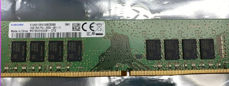 Green rectangular DDR4 UDIMM with black chips and gold contacts