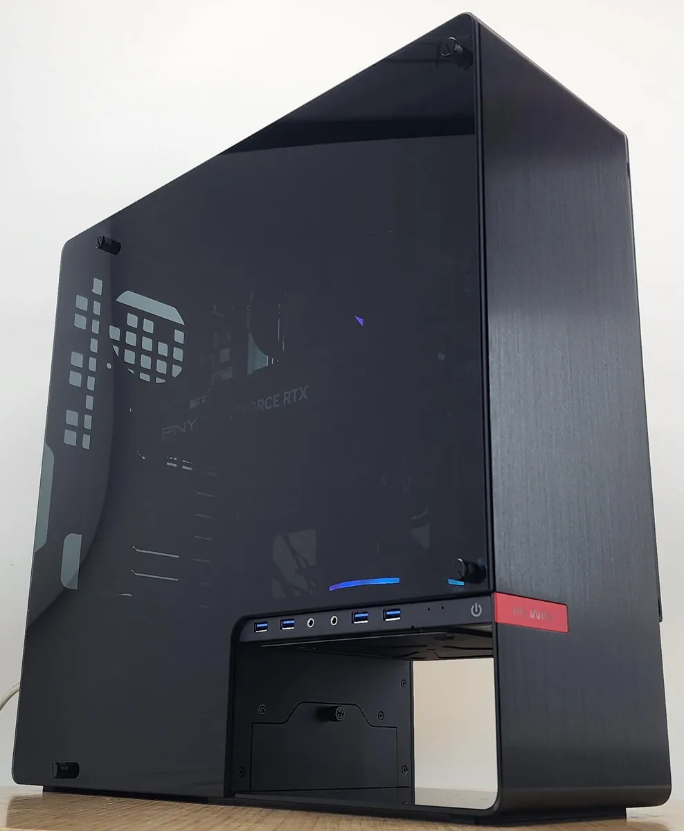 Custom Custom Ryzen 7 8700F RTX 4060 Ti 16GB DDR5 500GB SATA gaming PC — fotografia produktu