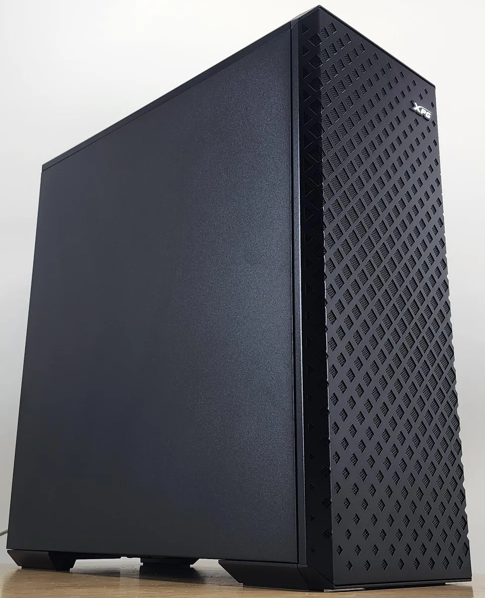 Custom Custom Ryzen 7 5700X 16GB 500GB RX 7600 gaming PC — fotografia produktu