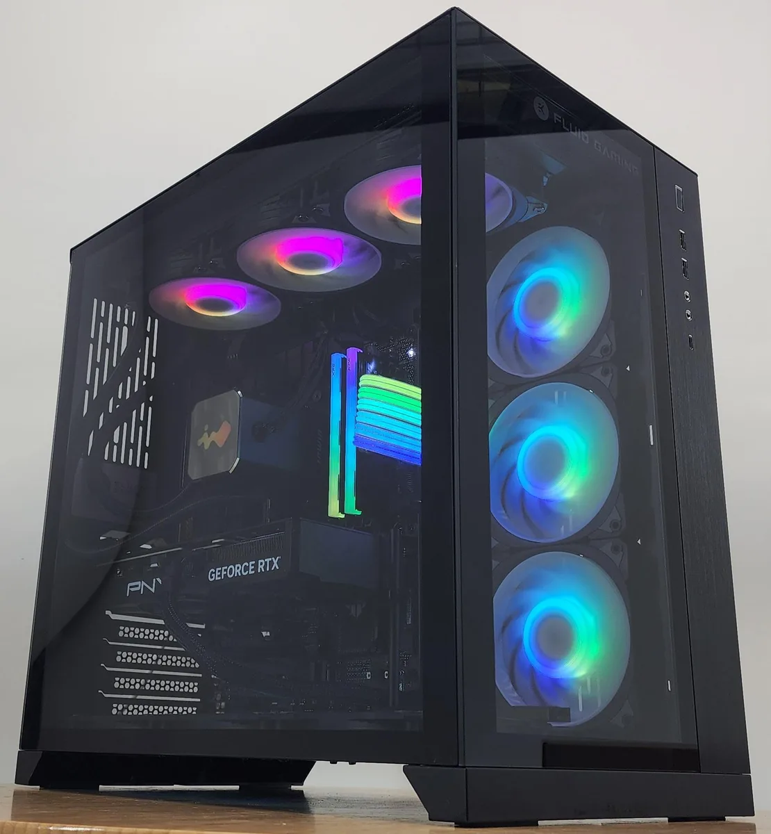 Custom Custom Ryzen 7 9700X 32GB DDR5 2TB NVME RTX 4070 SUPER 360mm AIO gaming PC — fotografia produktu