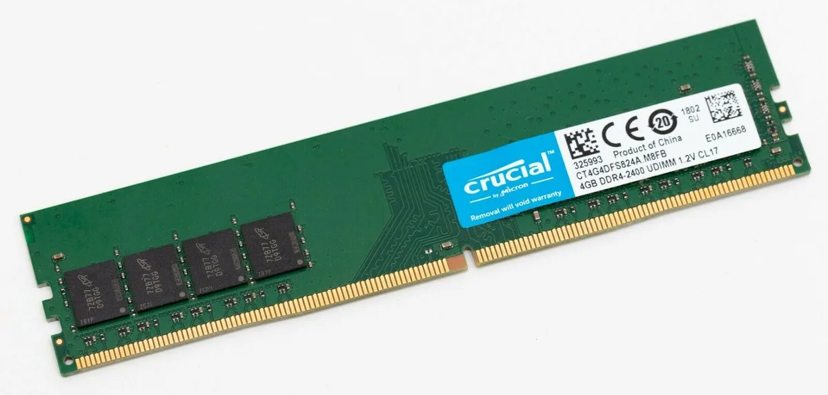 Green rectangular DDR4 UDIMM stick with black chips and gold edge connectors