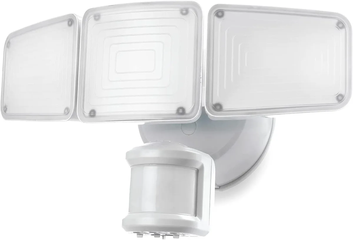Home Zone Security Home Zone Security ES00937G 3500 Lumen Triple Head Spot Light 5000K White — fotografia produktu