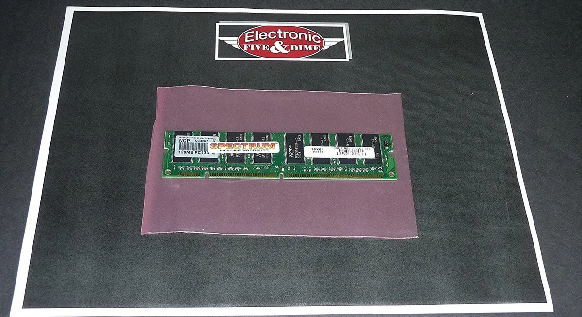 Simmtec, Inc Simmtec, Inc 128MB (16x64) PC133 168-pin DIMM desktop RAM (16 Chip) — photo du produit
