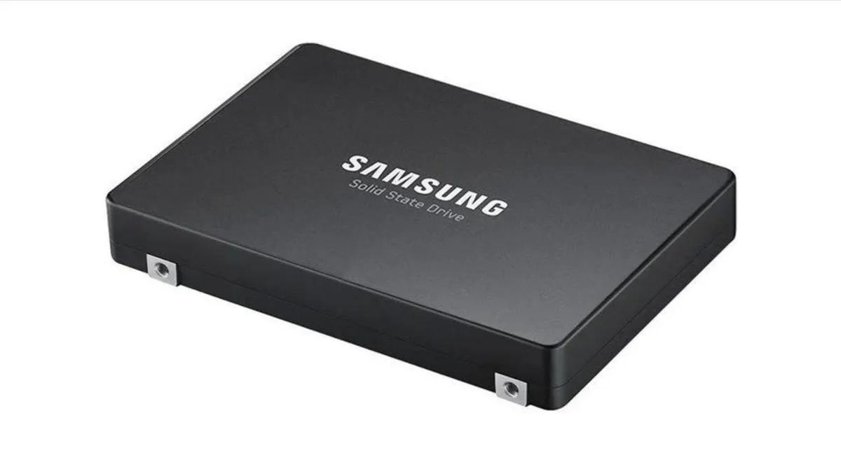 SAMSUNG SAMSUNG MZWLR3T8HCLS-00A07 3.84TB enterprise SSD — product photo