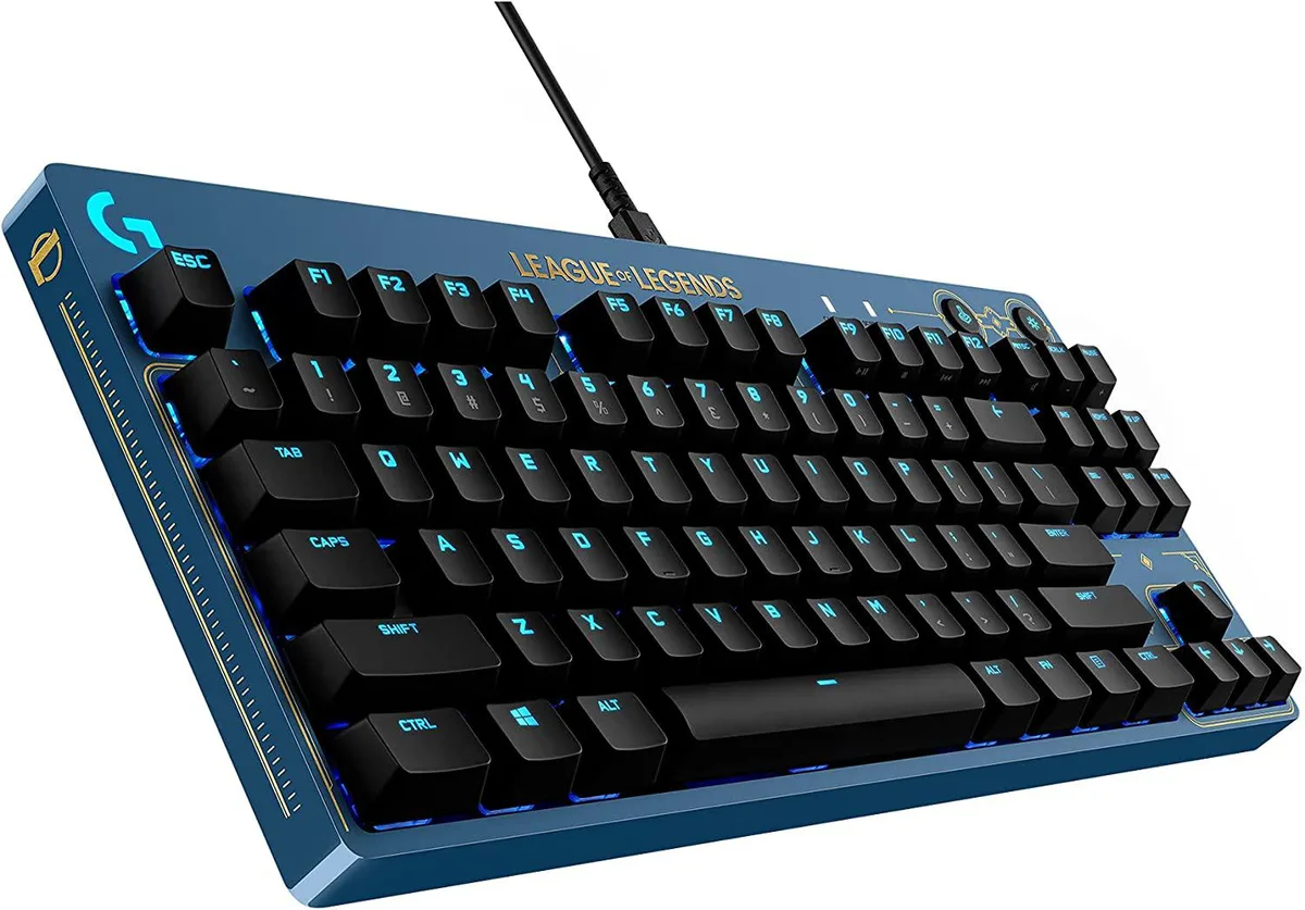 Compact tenkeyless gaming keyboard with RGB backlighting and detachable cable