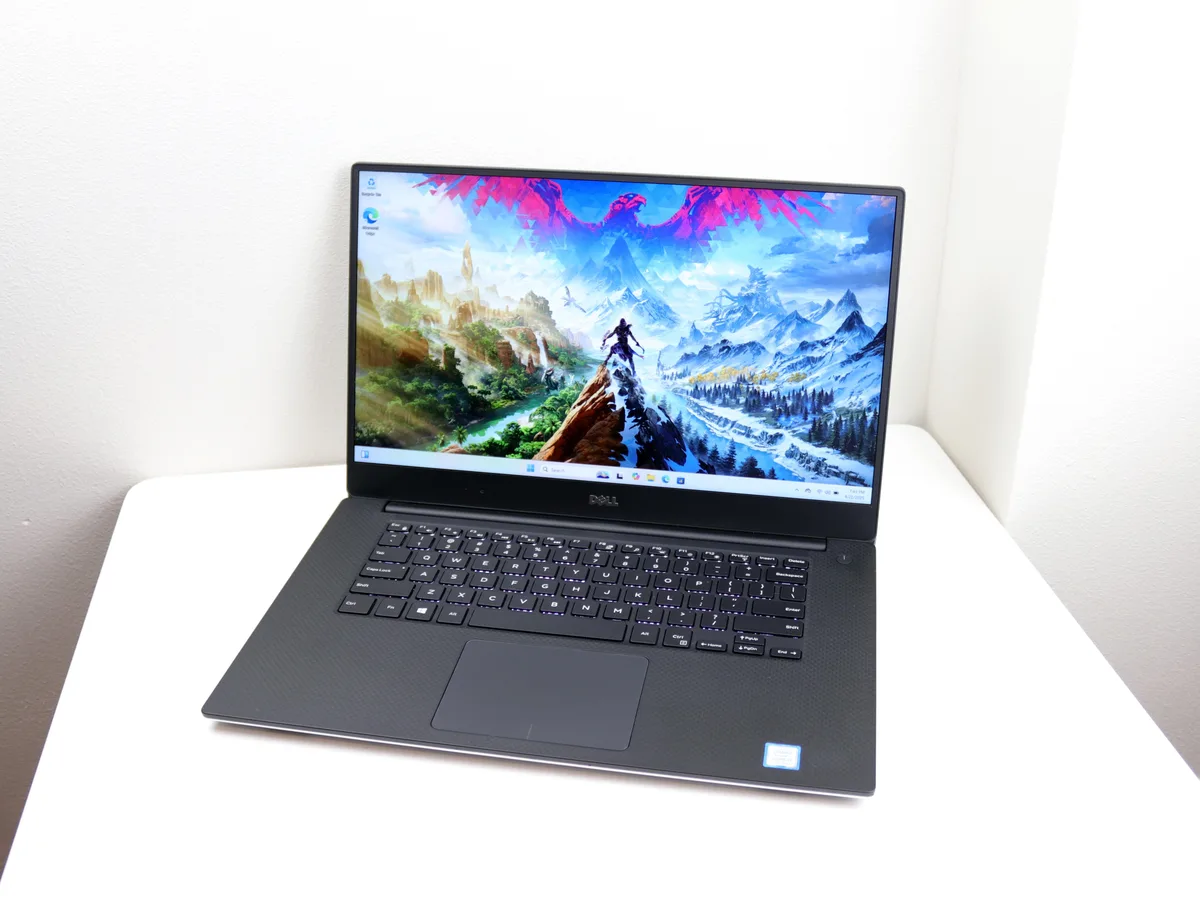 DELL DELL Precision 5520 i7-7820HQ 15.6" 16GB 512GB laptop — product photo