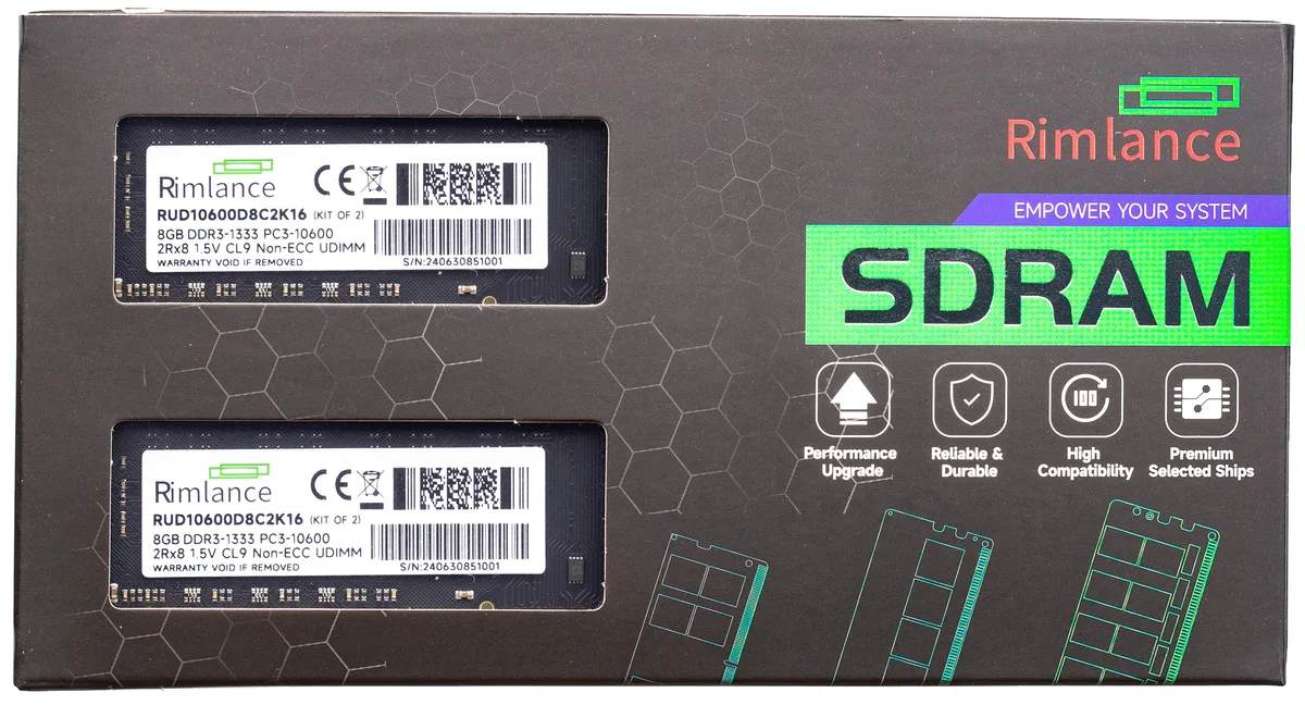 Two green DDR3 UDIMM sticks in a dual-channel kit