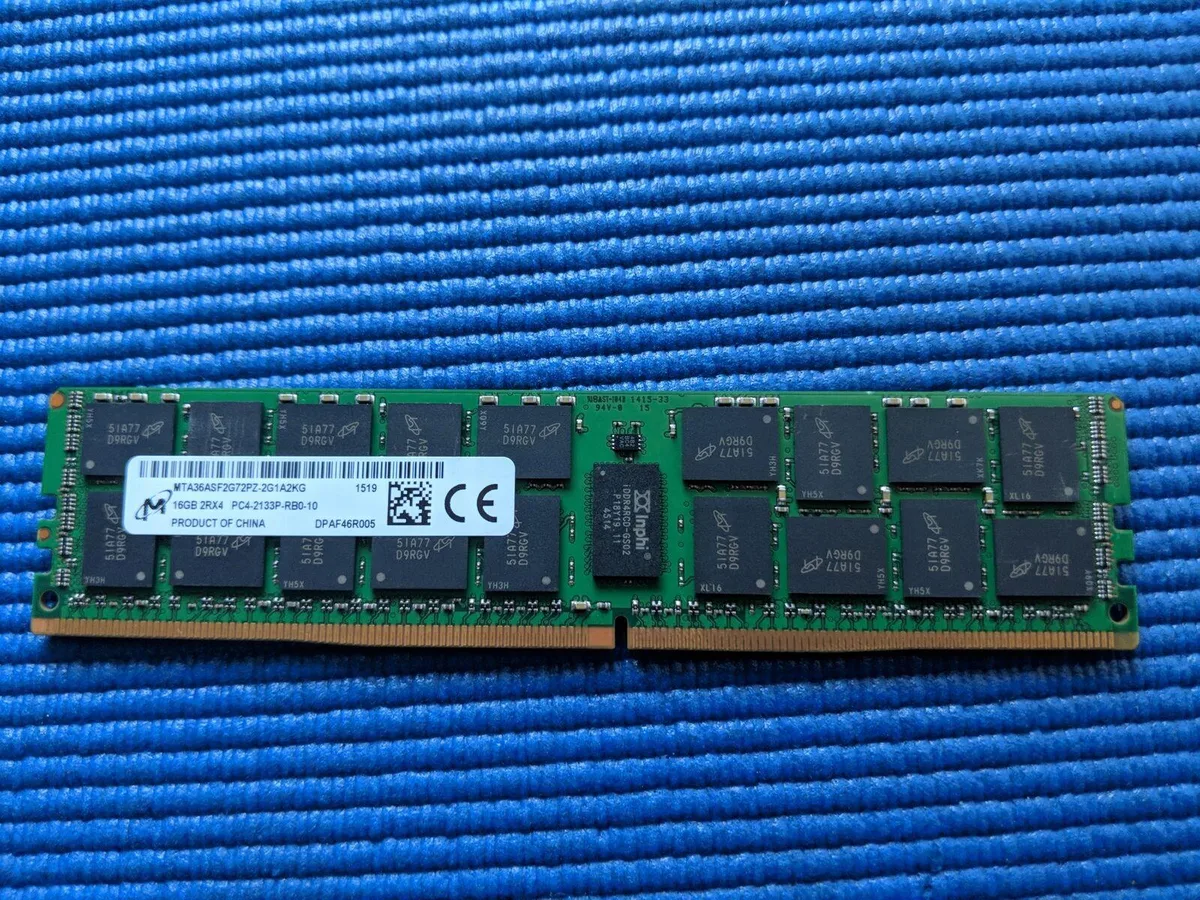 Green rectangular DDR4 DIMM with black chips and gold contacts