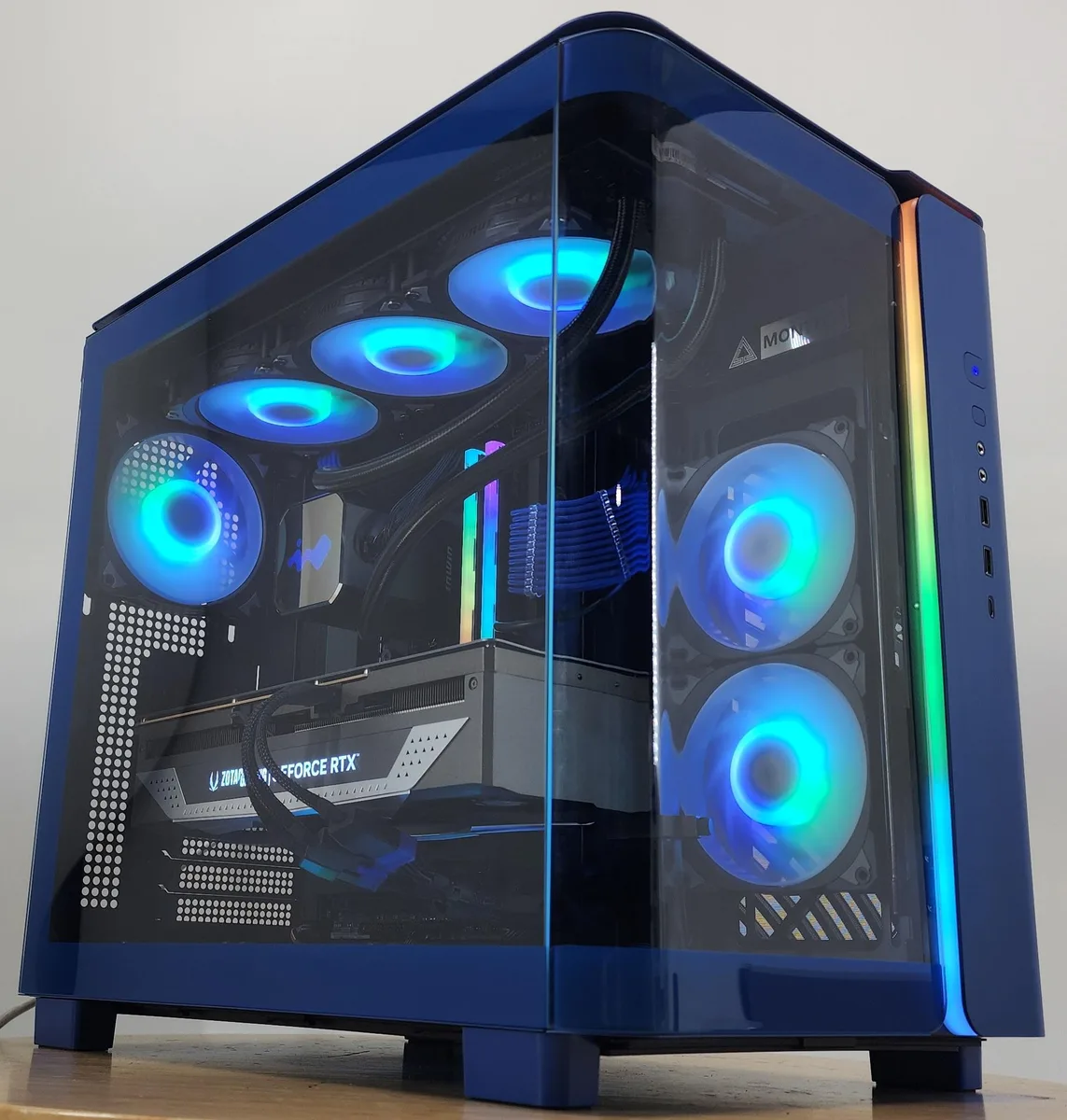 Custom Custom Ryzen 7 9700X 32GB DDR5 2TB NVME RTX 4070 Ti SUPER Gaming PC — fotografia produktu