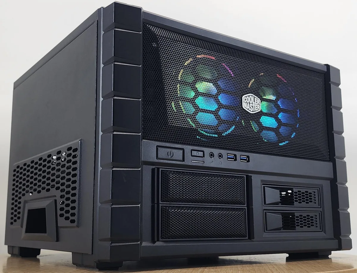 Custom Custom Ryzen 7 5700X 16GB DDR4 1TB NVME RX 7700 XT gaming PC — fotografia produktu