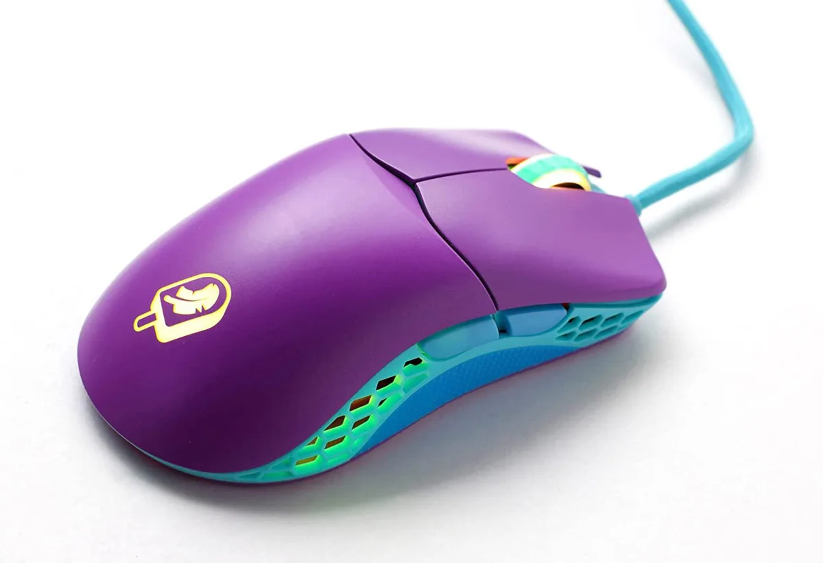 Lightweight gaming mouse in white finish with collectible keycap, 65g weight
